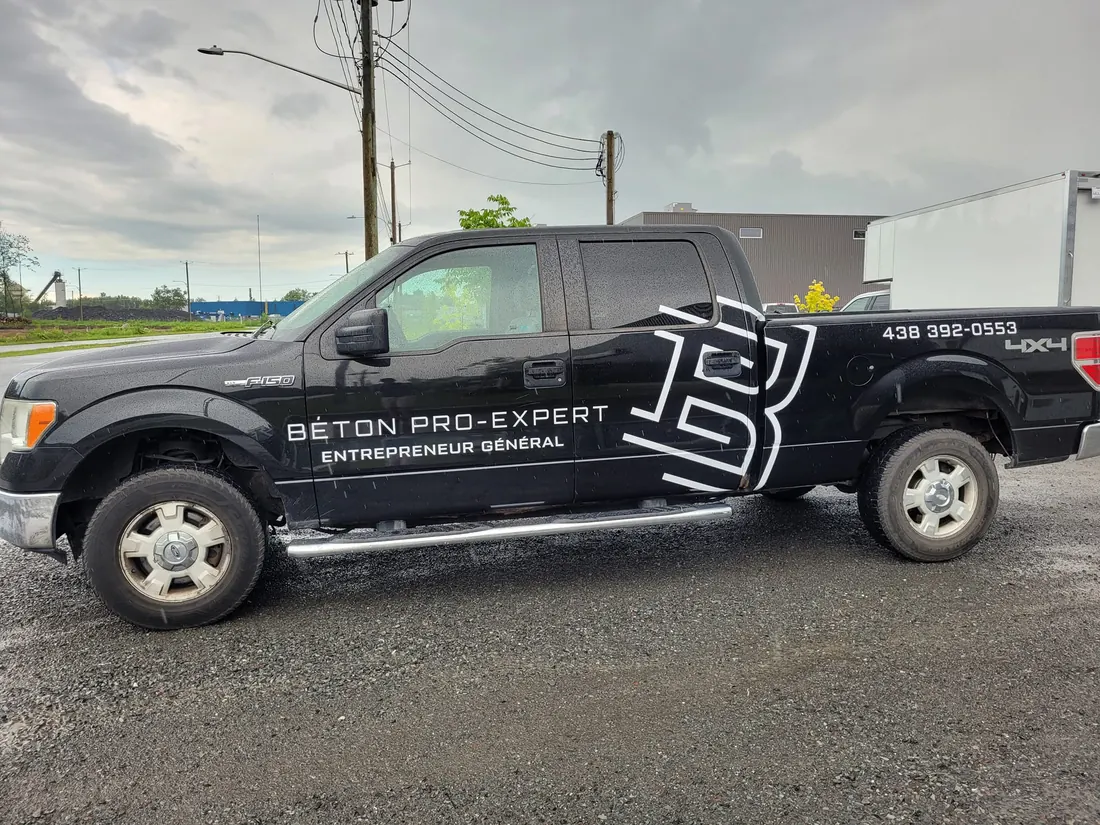 Camion de Béton Pro-Expert sur un chantier