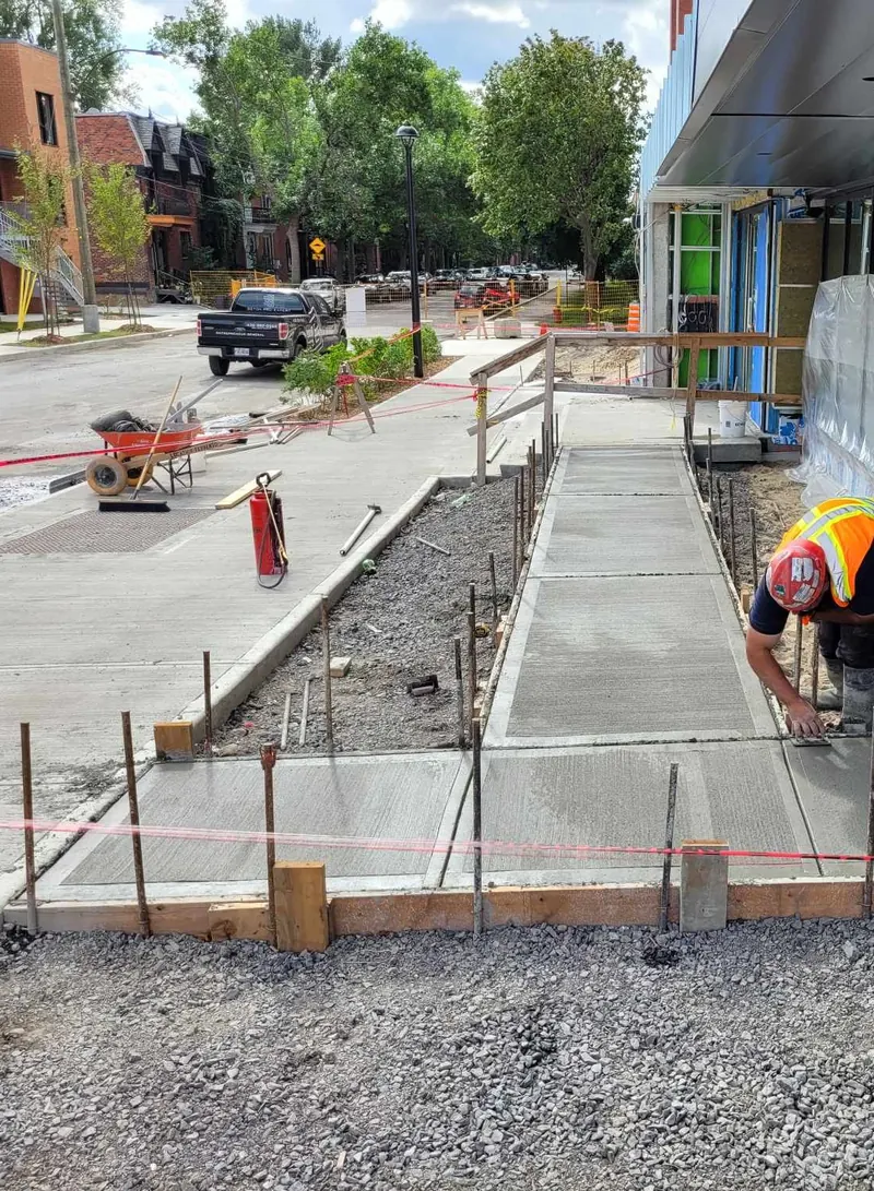 Coffrage et coulée d’un trottoir en béton